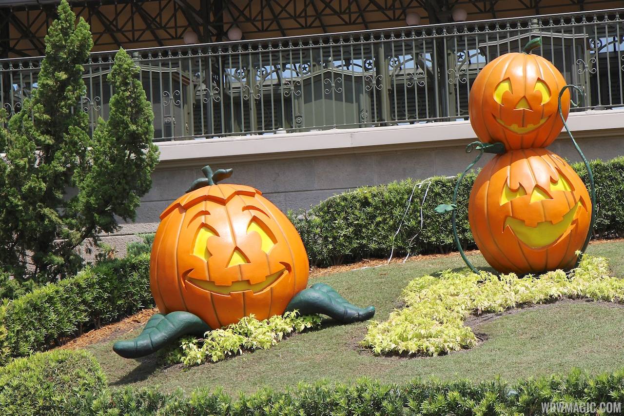Magic Kingdom's 2013 Halloween decorations - Main entrance pumpkins