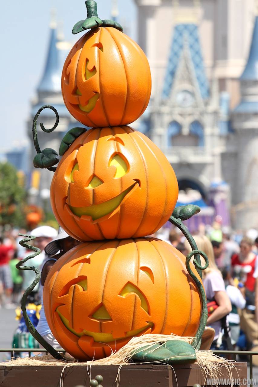 Magic Kingdom's 2013 Halloween decorations - Pumpkins in front of Cinderella Castle
