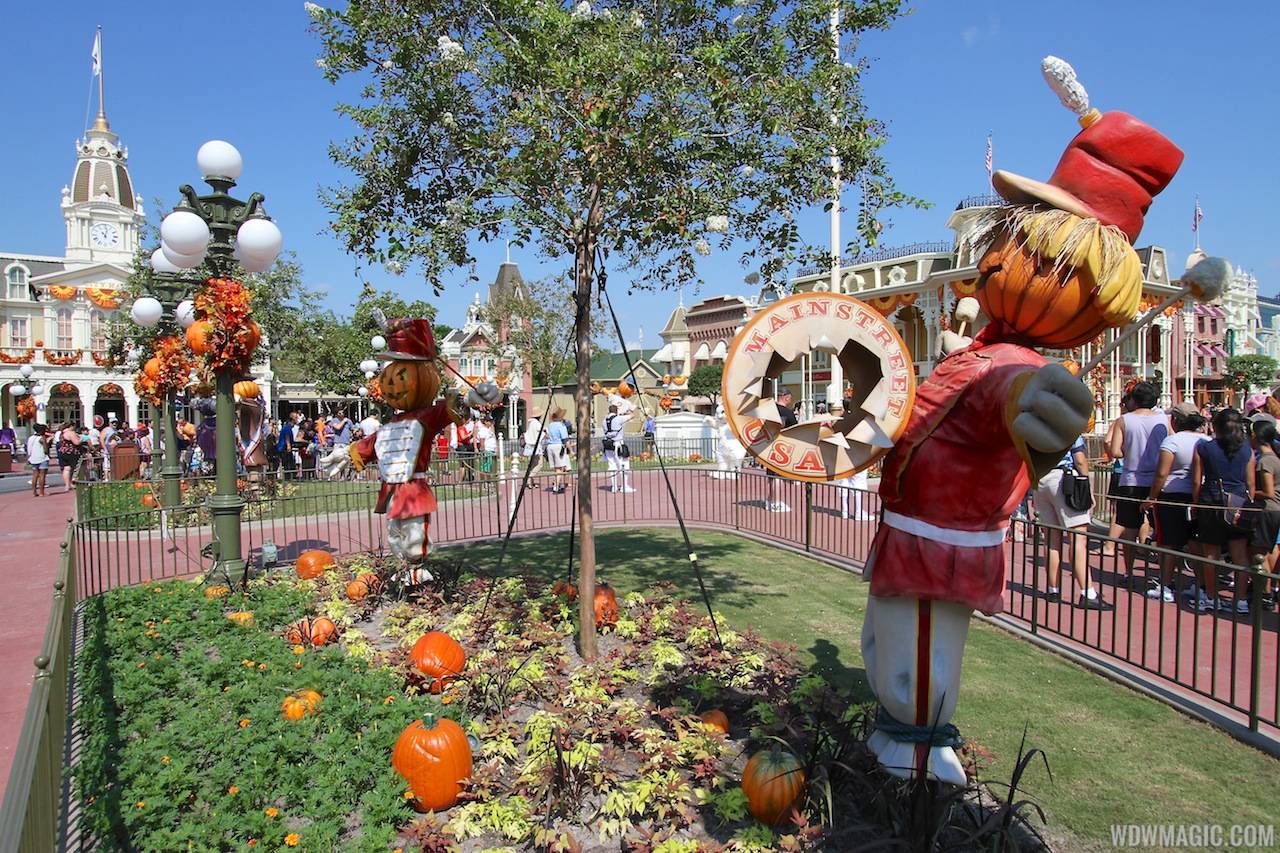 Magic Kingdom's 2013 Halloween decorations - Town Square decor