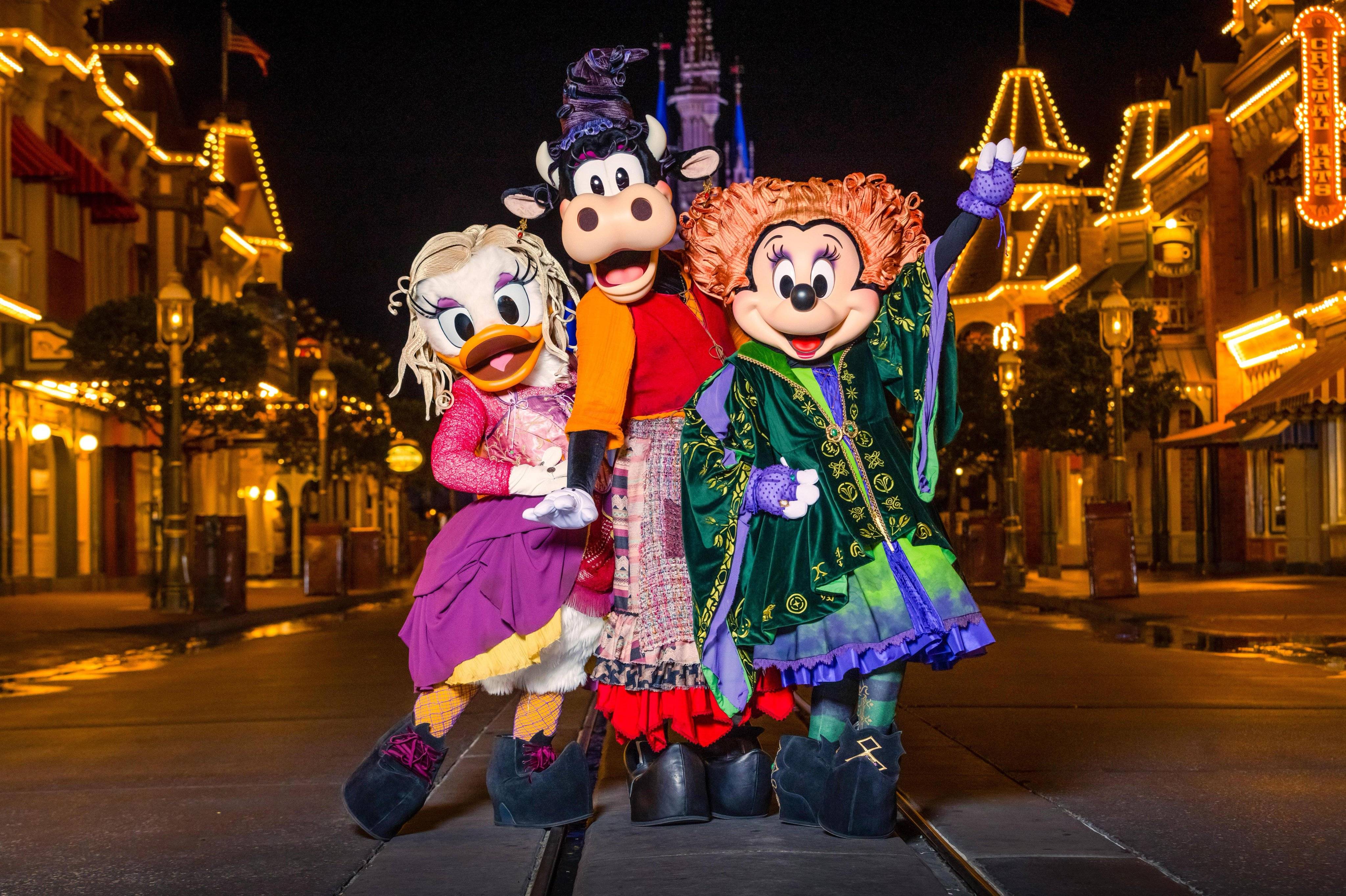 New Mickey and Minnie Holiday 2022 Costumes Coming to Disneyland