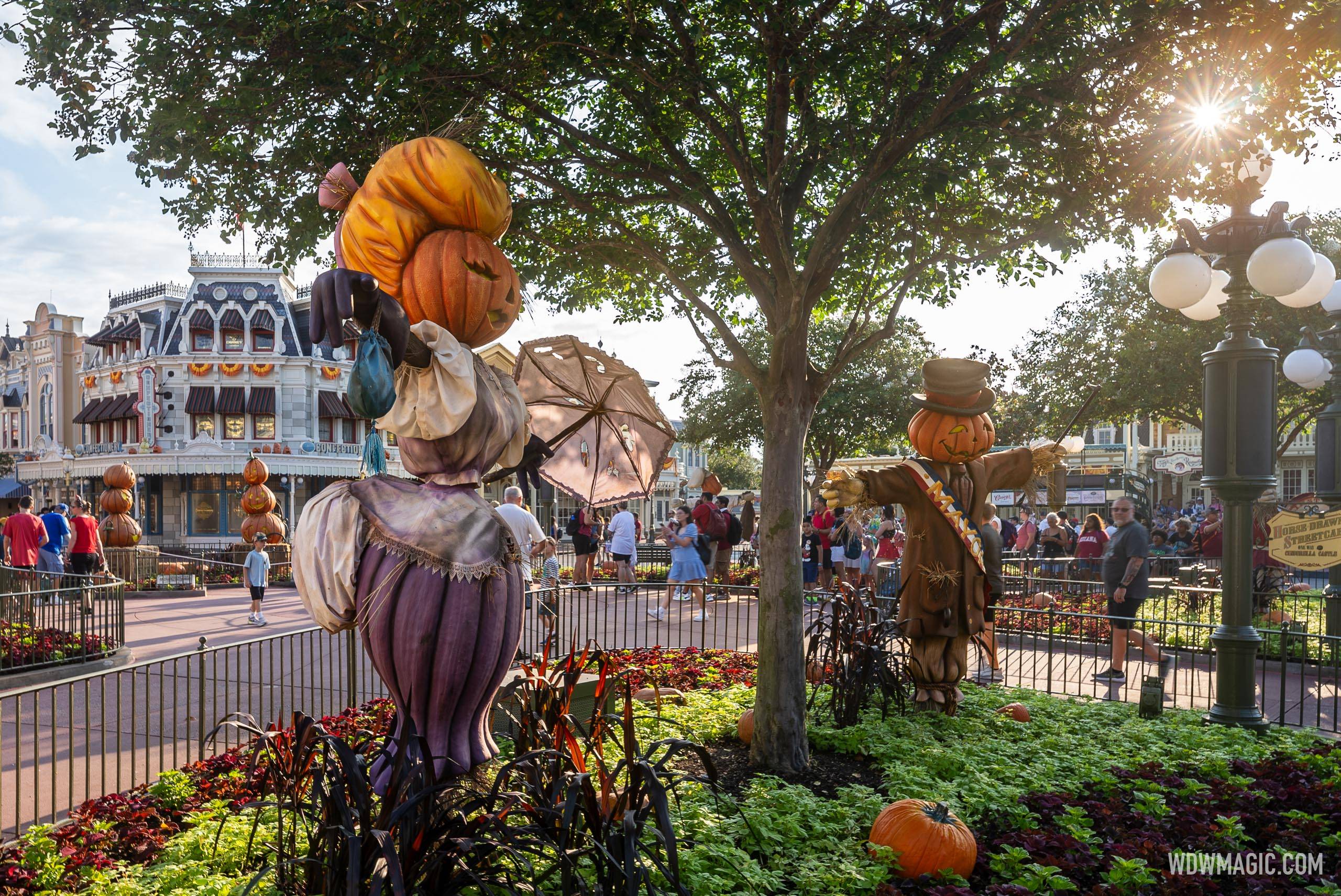 Magic Kingdom fall Halloween decorations 2024 - Photo 3 of 22