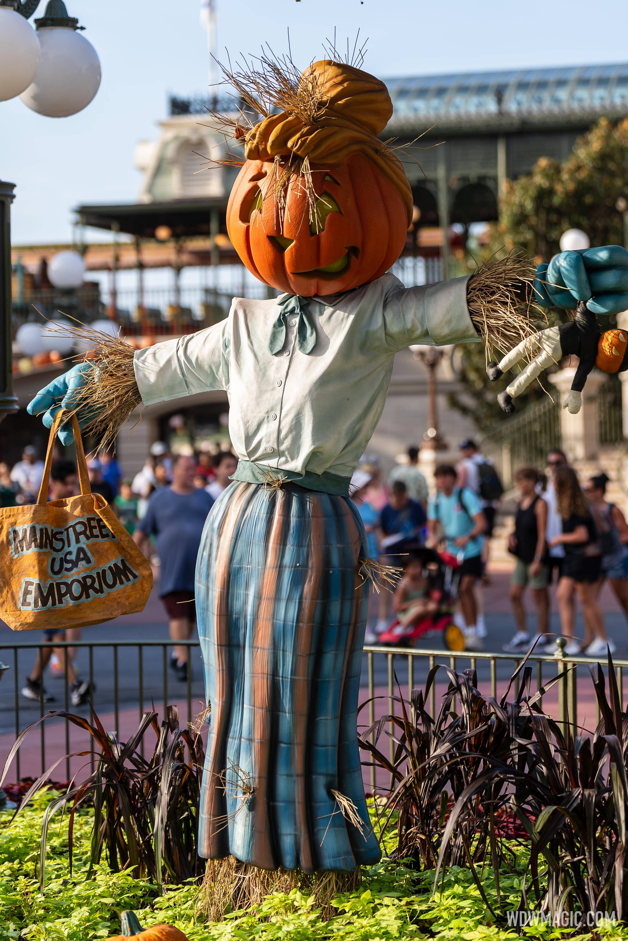 Magic Kingdom fall Halloween decorations 2024 - Photo 13 of 22