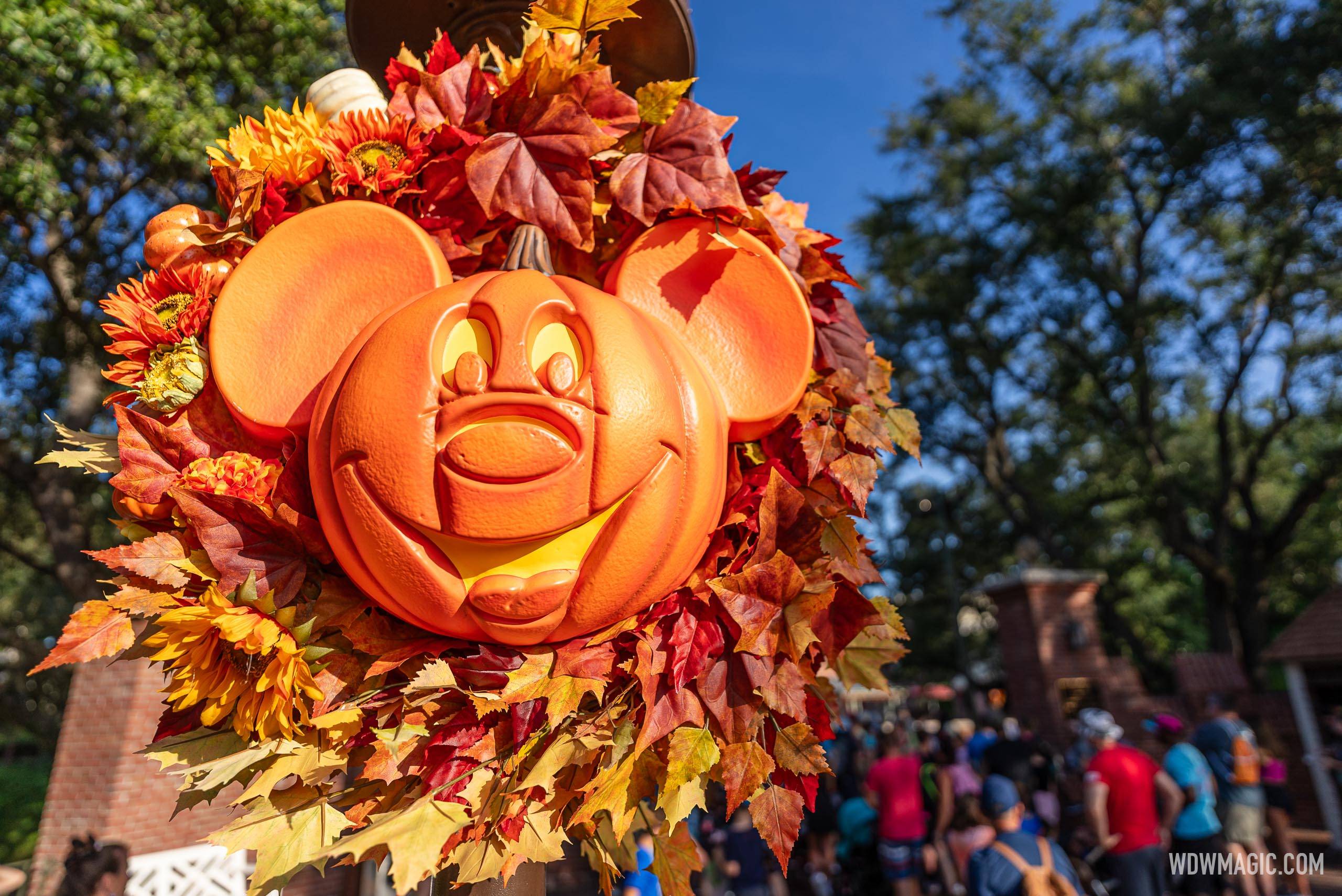 Magic Kingdom fall Halloween decorations 2024 - Photo 18 of 22