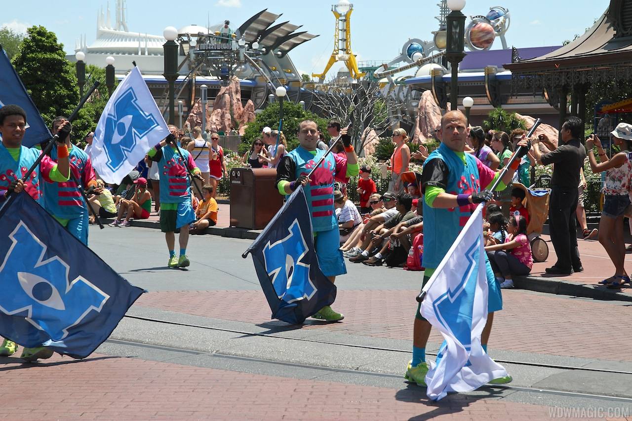 PHOTOS and VIDEO - Monstrous Summer pre-parade with Mike and Sulley