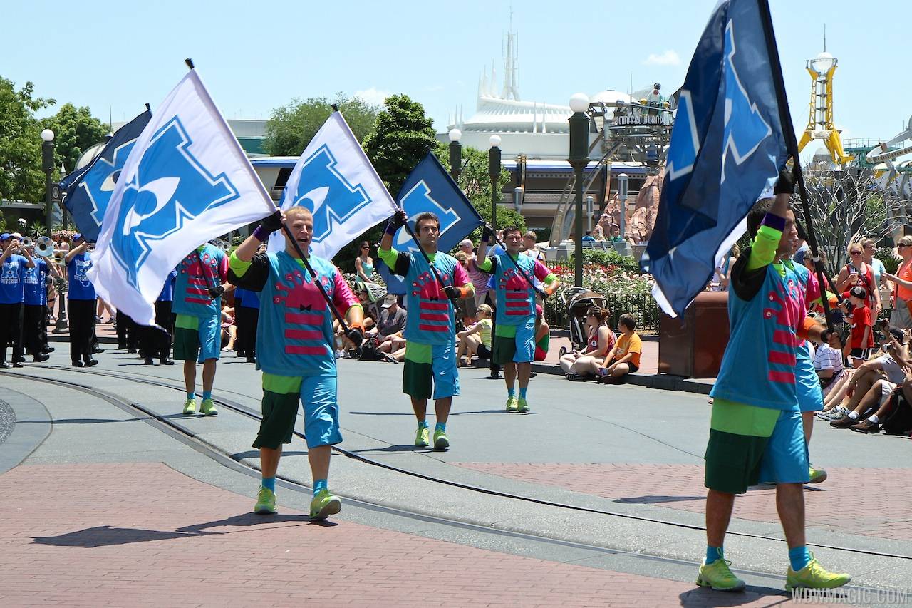 PHOTOS and VIDEO - Monstrous Summer pre-parade with Mike and Sulley