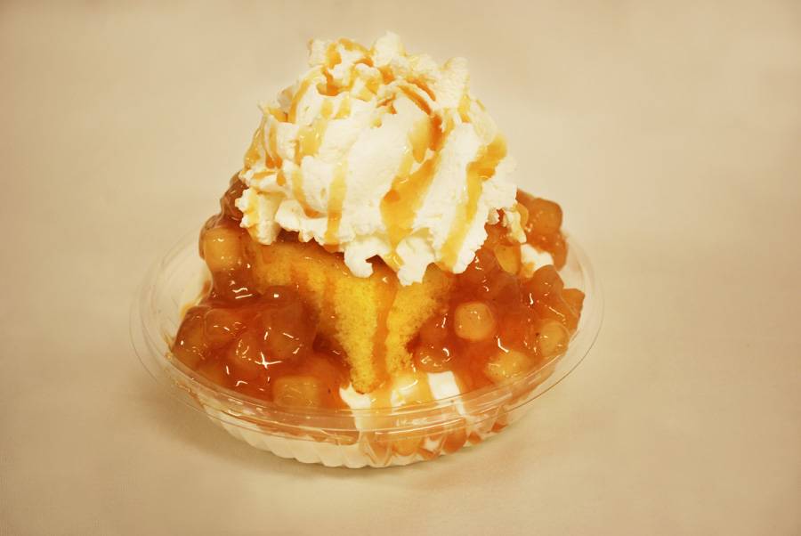 Rock Your Disney Side snacks - Poisoned Apple Shortcake Sundae: ice cream, yellow cake, stewed apple topping and whipped cream
