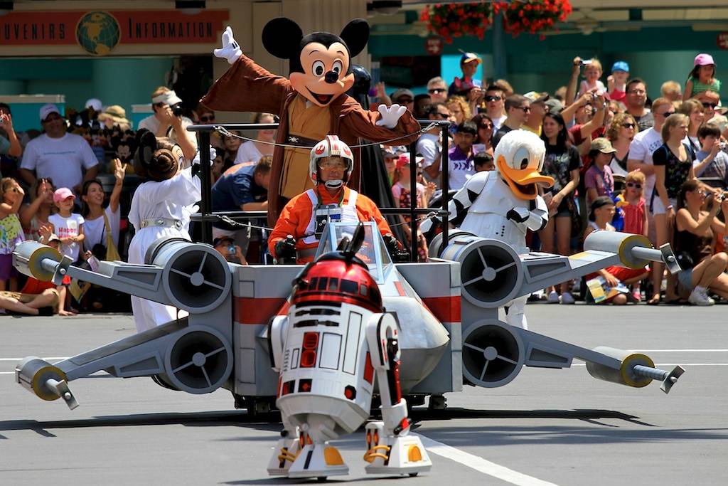 Jedi Mickey, R2-MK, Donald Duck, and Minnie