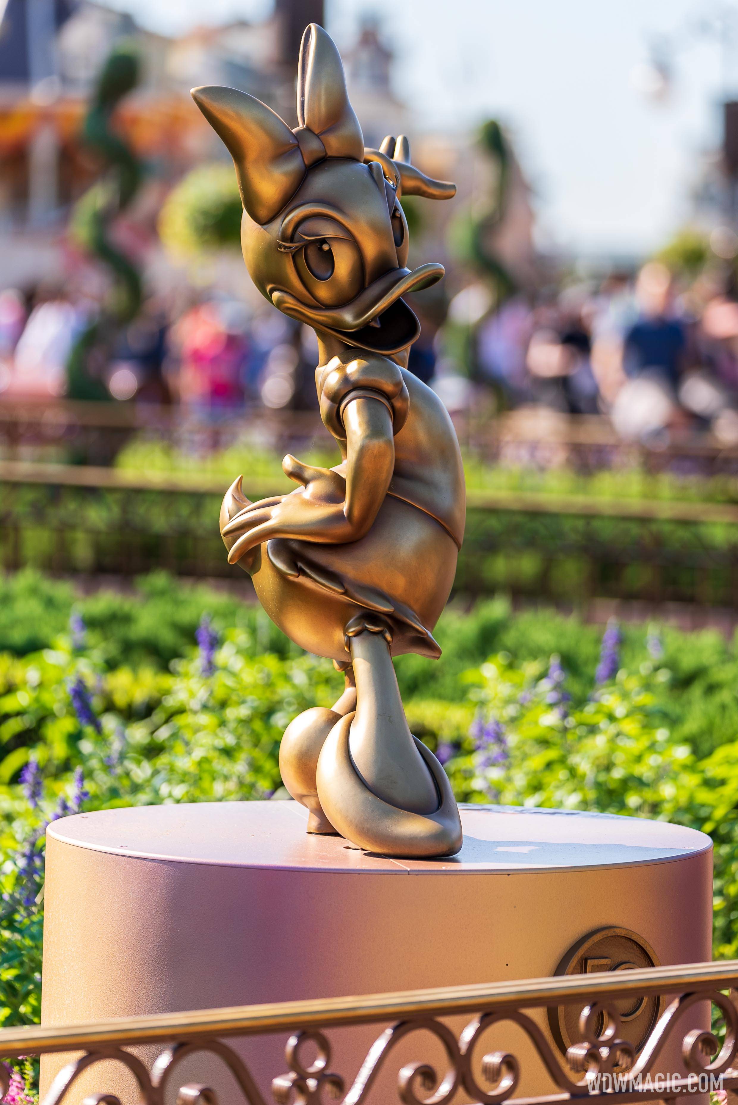 Daisy Duck - Fab 50 Character Statue