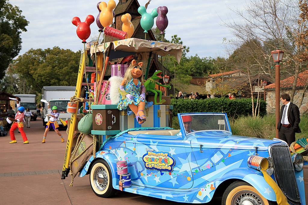 'Give a Day, Get a Disney Day' - 115,527 cans of food make their way around Epcot along with the Muppets and the Honorary Voluntears Cavalcade
