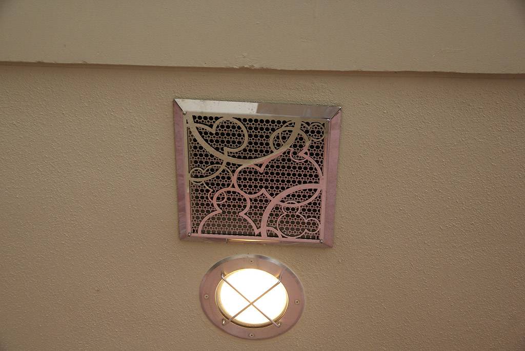 Nice detail on the embedded speakers all around the outdoor viewing deck to provide Wishes fireworks audio