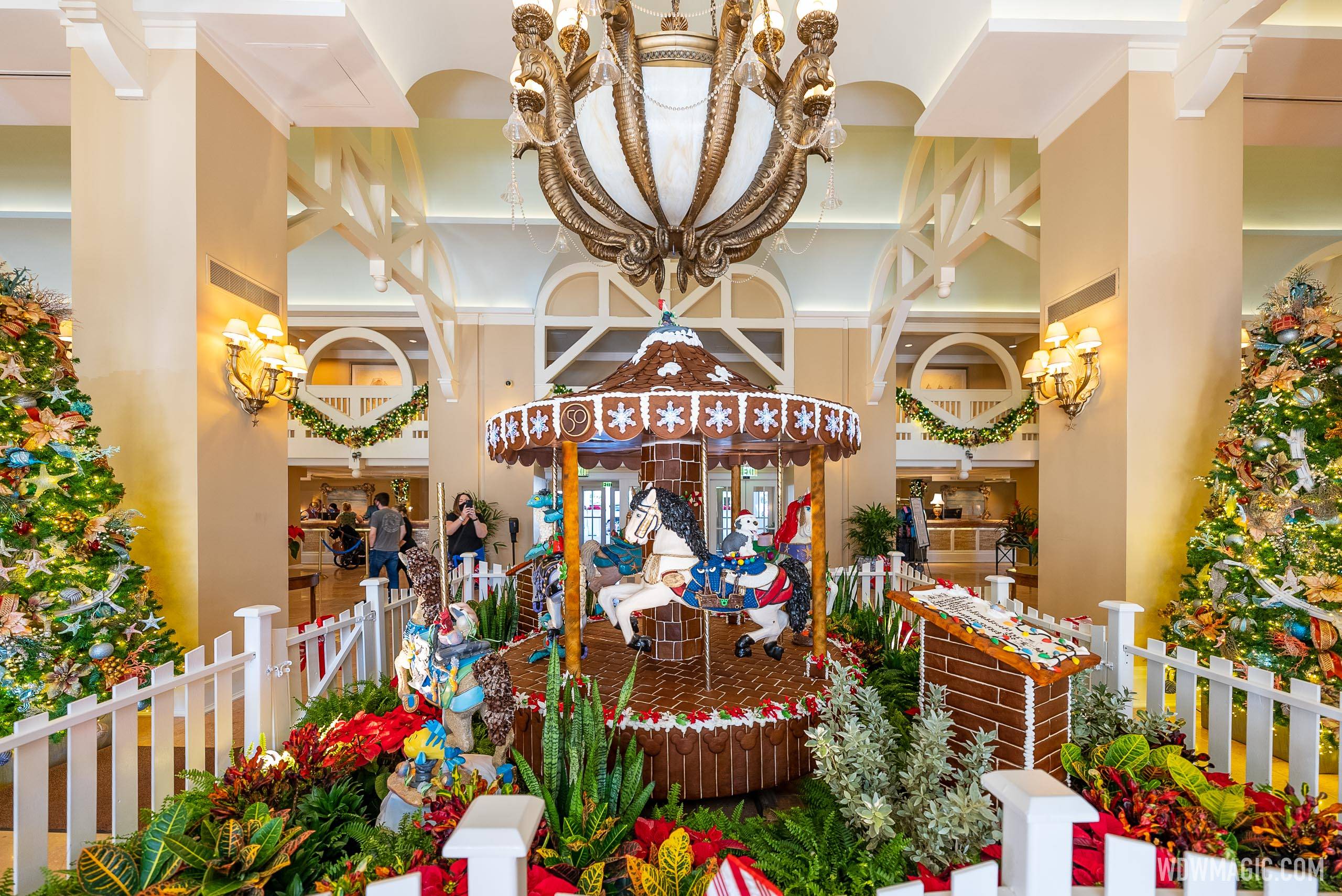 Beach Club Resort holiday decorations 2021