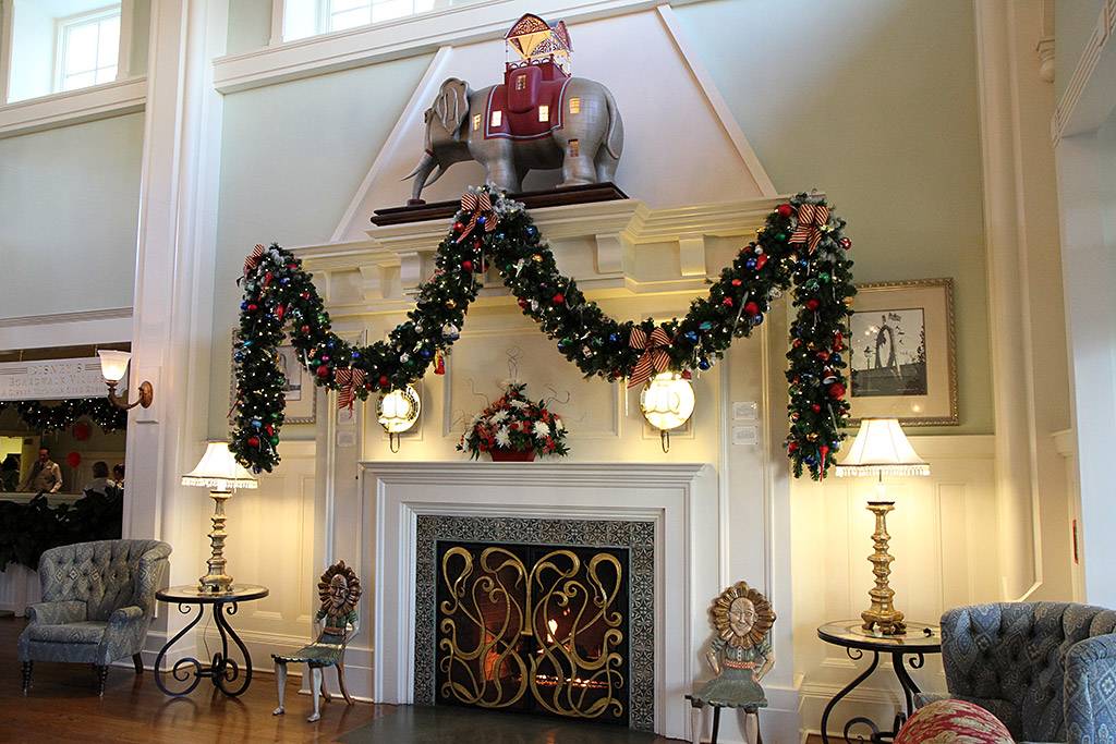 Disney's BoardWalk Inn holiday decorations 2009