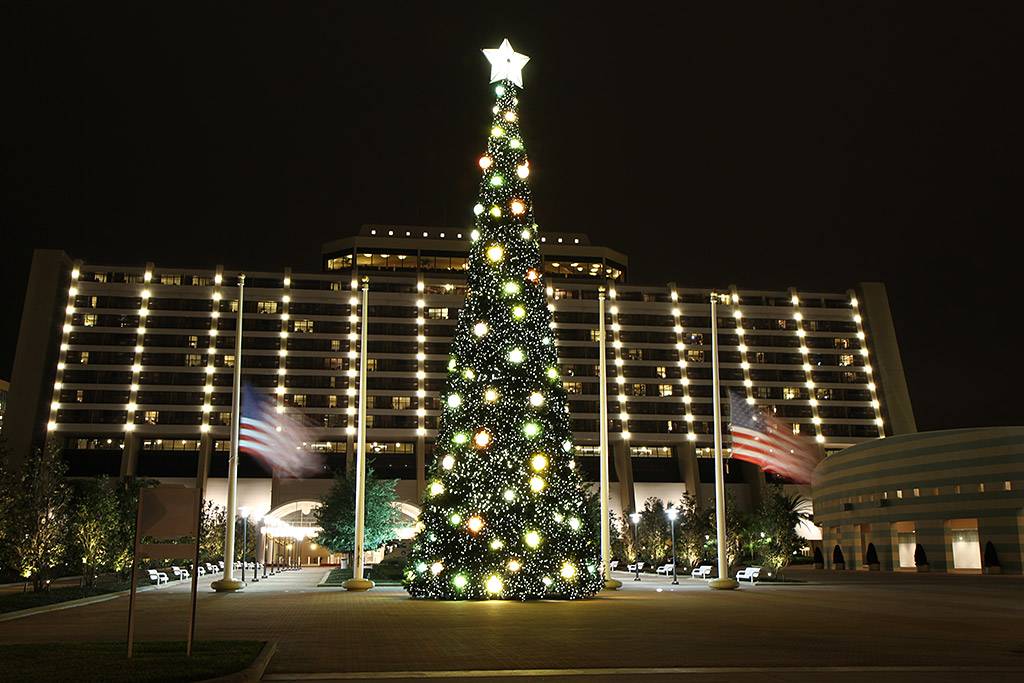 A look at the Contemporary Resort holiday decorations for 2009 - including the new giant Mickey shaped wreath