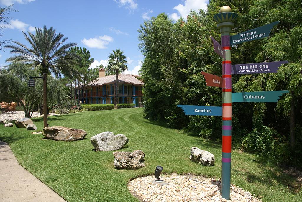 The entrance to the Ranchos area from the Lago Dorado walkway