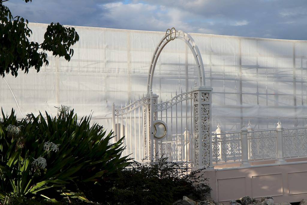 PHOTOS - Wedding Pavilion 'view blocking' scrim added ahead of new wing construction at Disney's Grand Floridian Resort