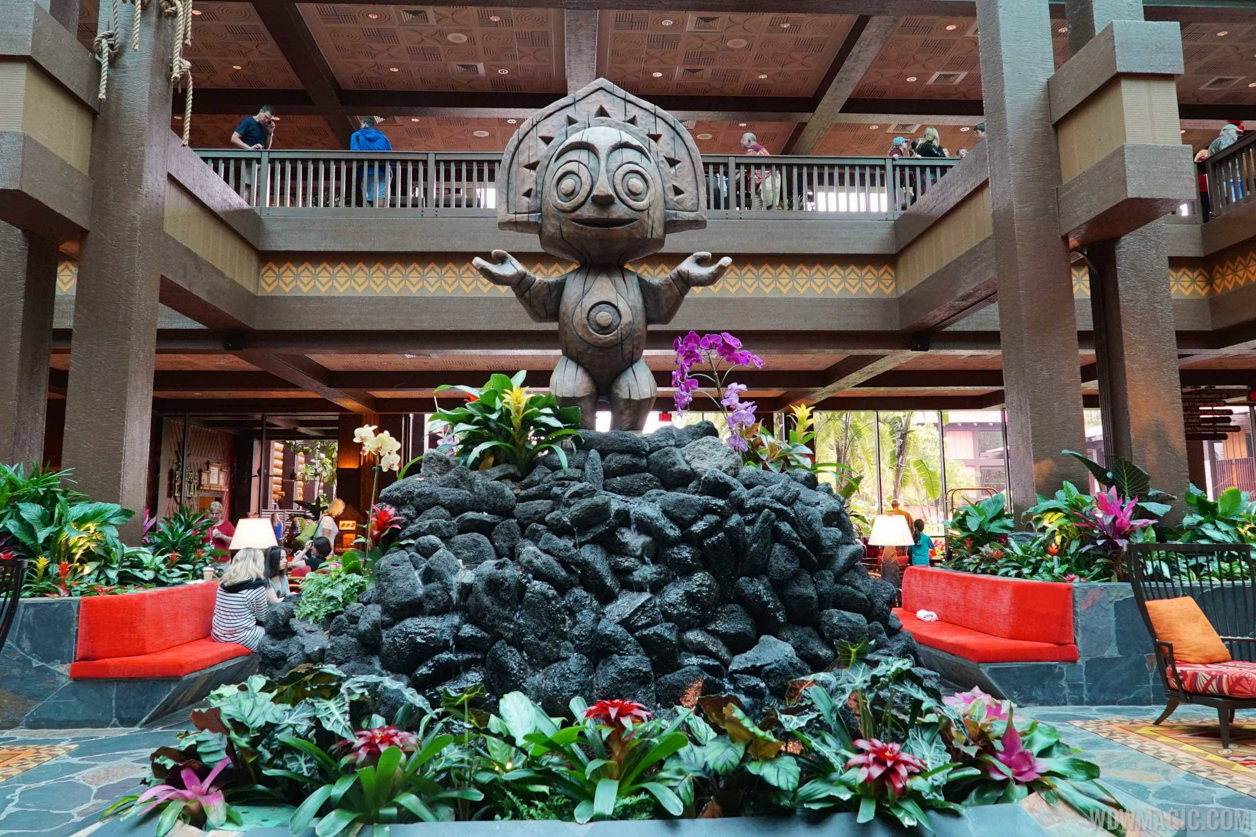 Tiki statue completes Polynesian lobby