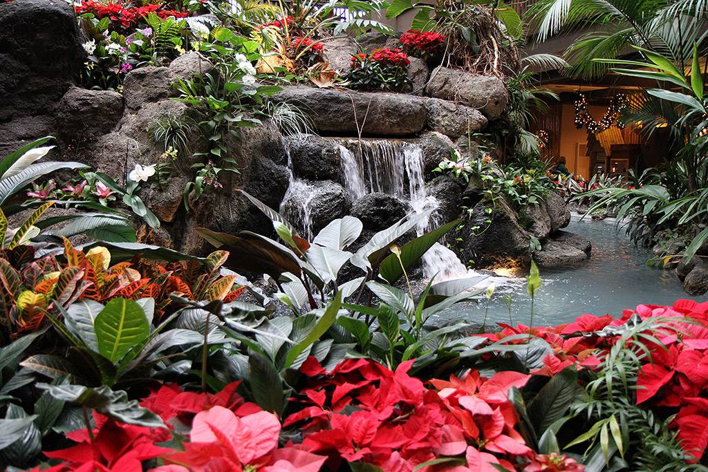 Disney's Polynesian Resort holiday decorations 2009