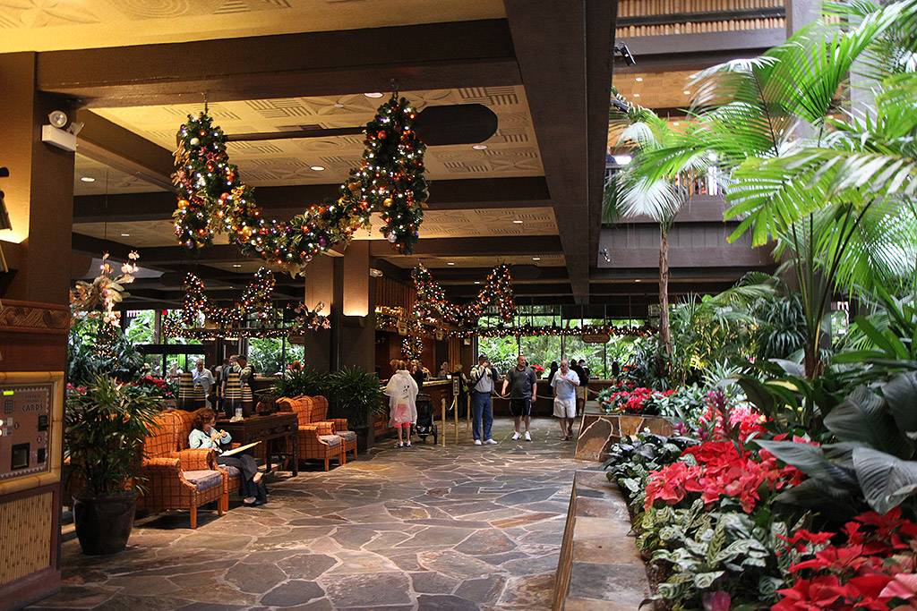 Disney's Polynesian Resort holiday decorations 2009