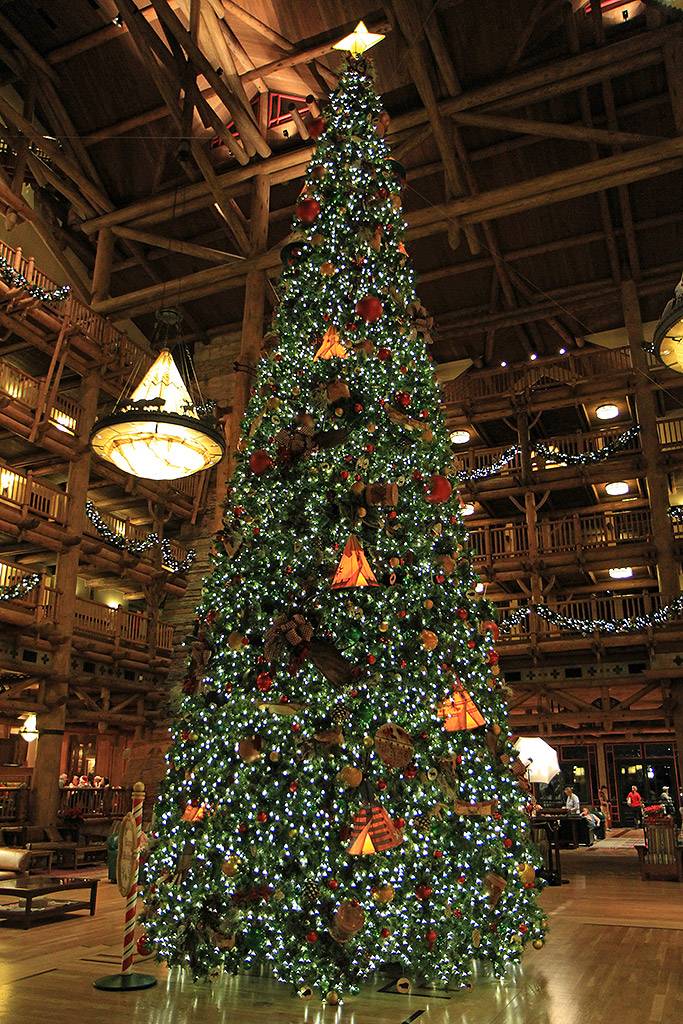 A look at Disney's Wilderness Lodge Resort 2009 holiday decorations