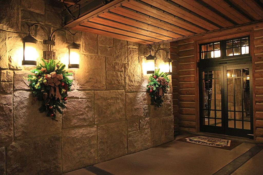 A look at Disney's Wilderness Lodge Resort 2009 holiday decorations