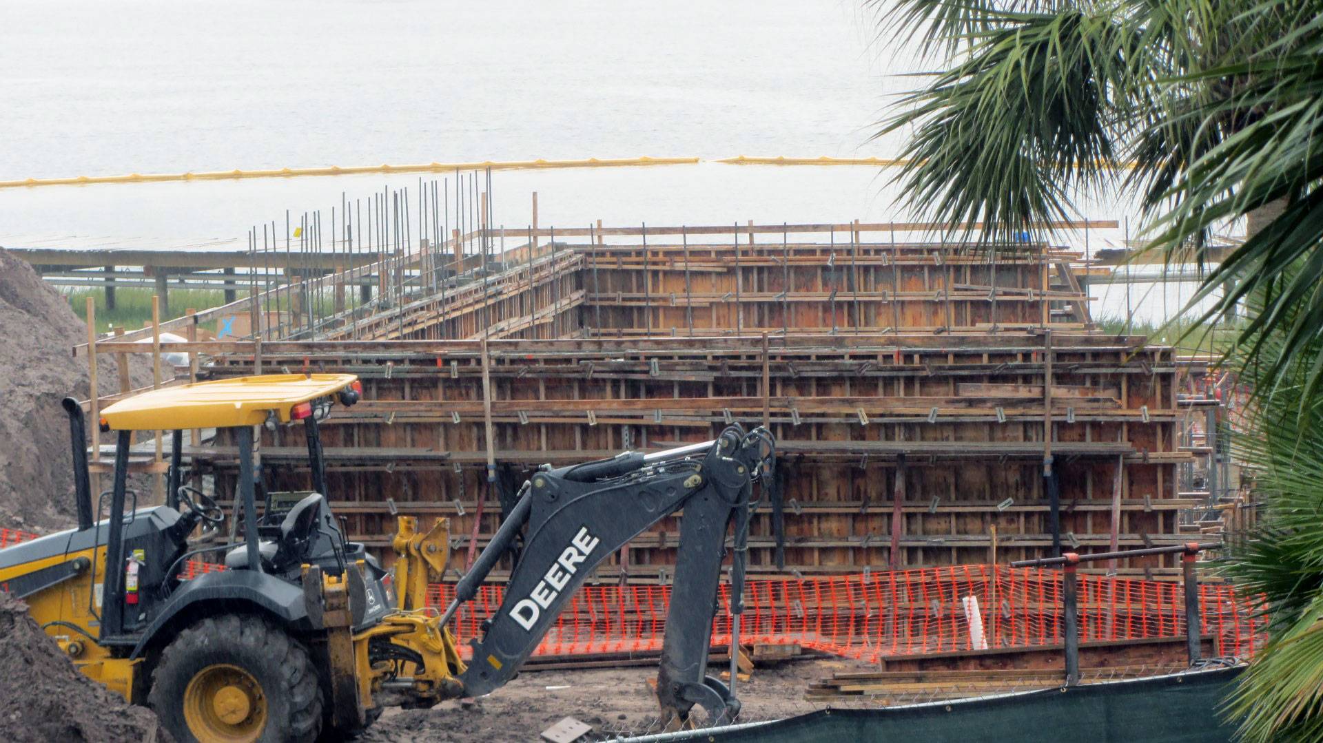PHOTOS - DVC Villas at Disney's Polynesian Resort begins vertical construction