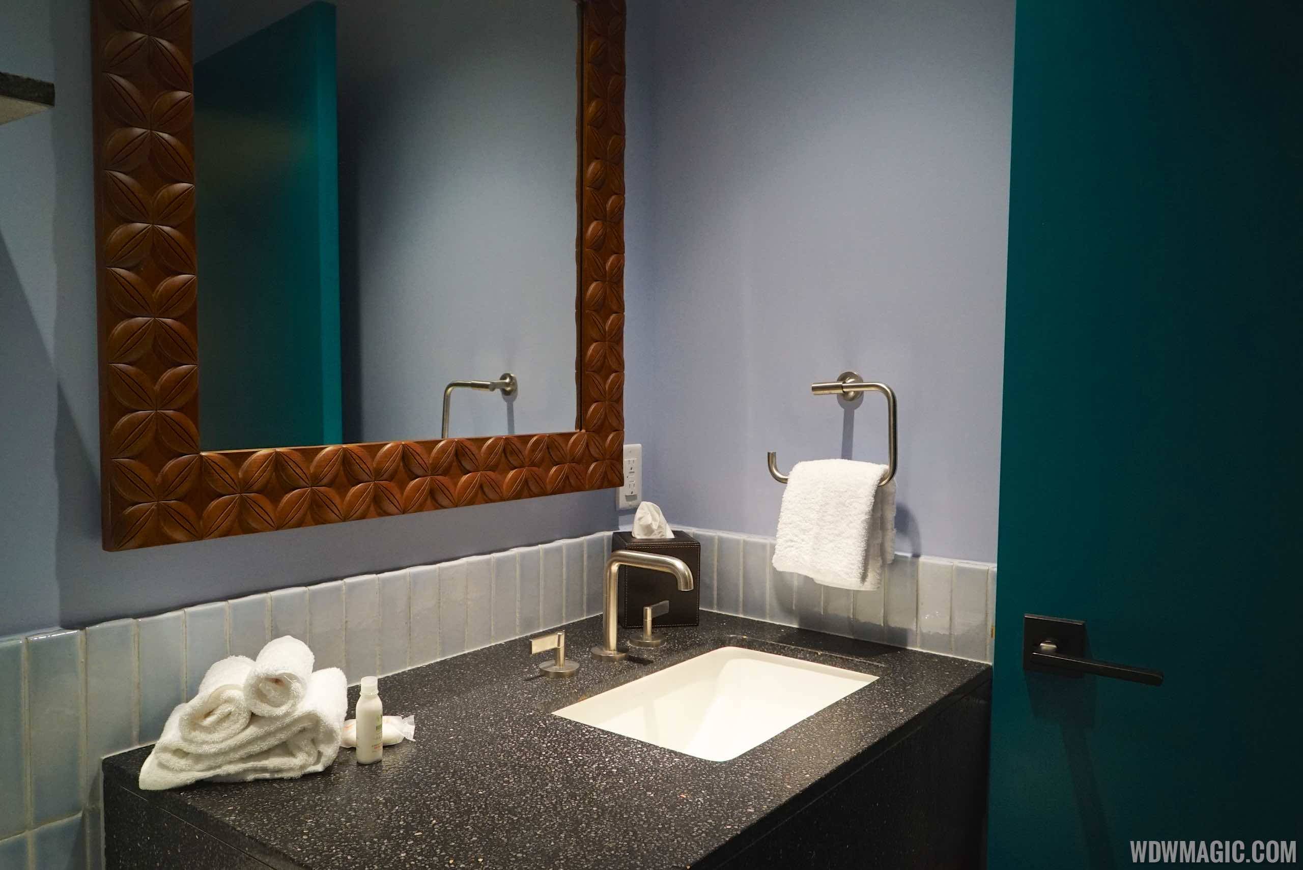 Disney's Polynesian Village Resort Bora Bora Bungalow - Secondary bathroom