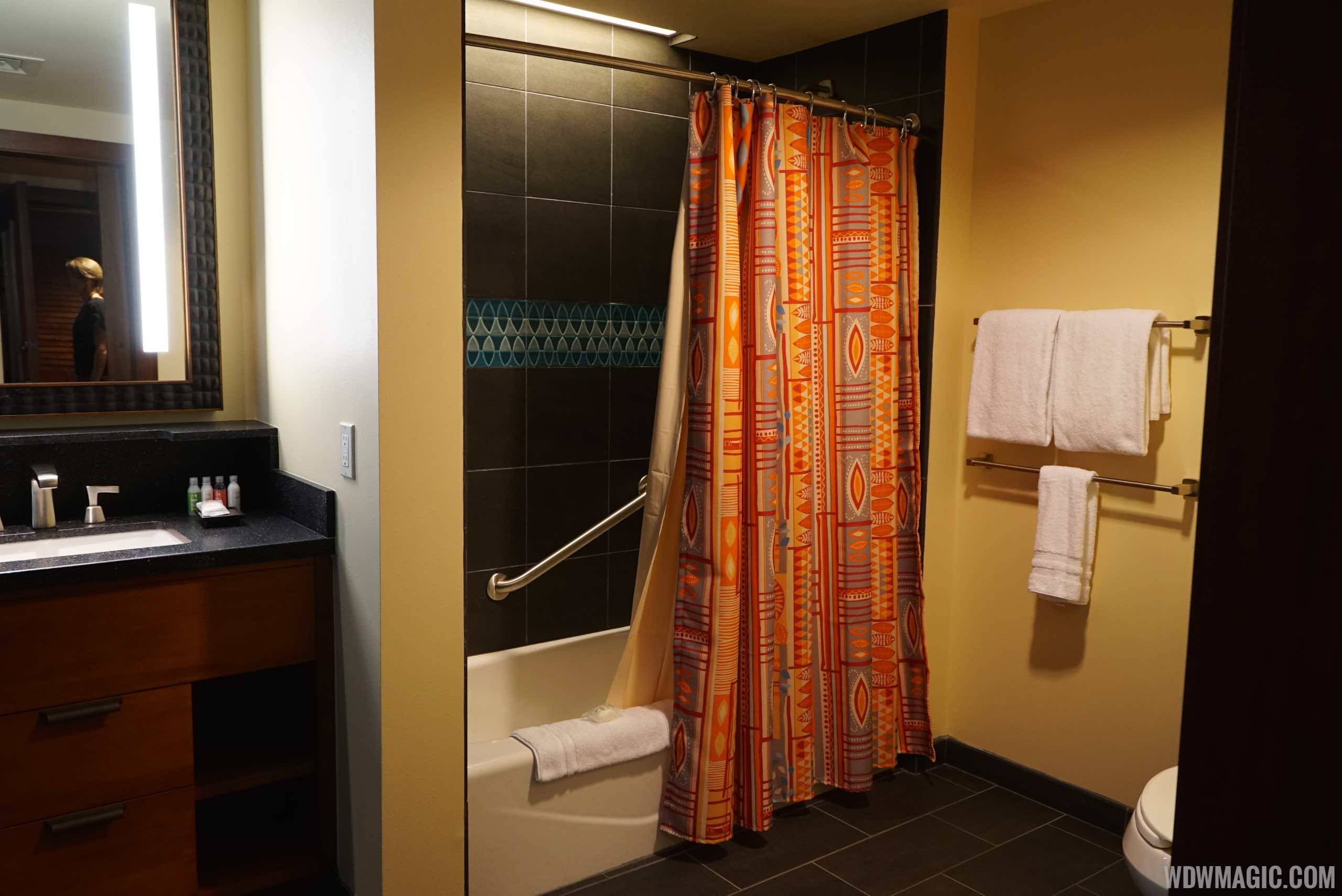 Disney's Polynesian Village Resort deluxe studio - Bathroom toilet, shower/tub area