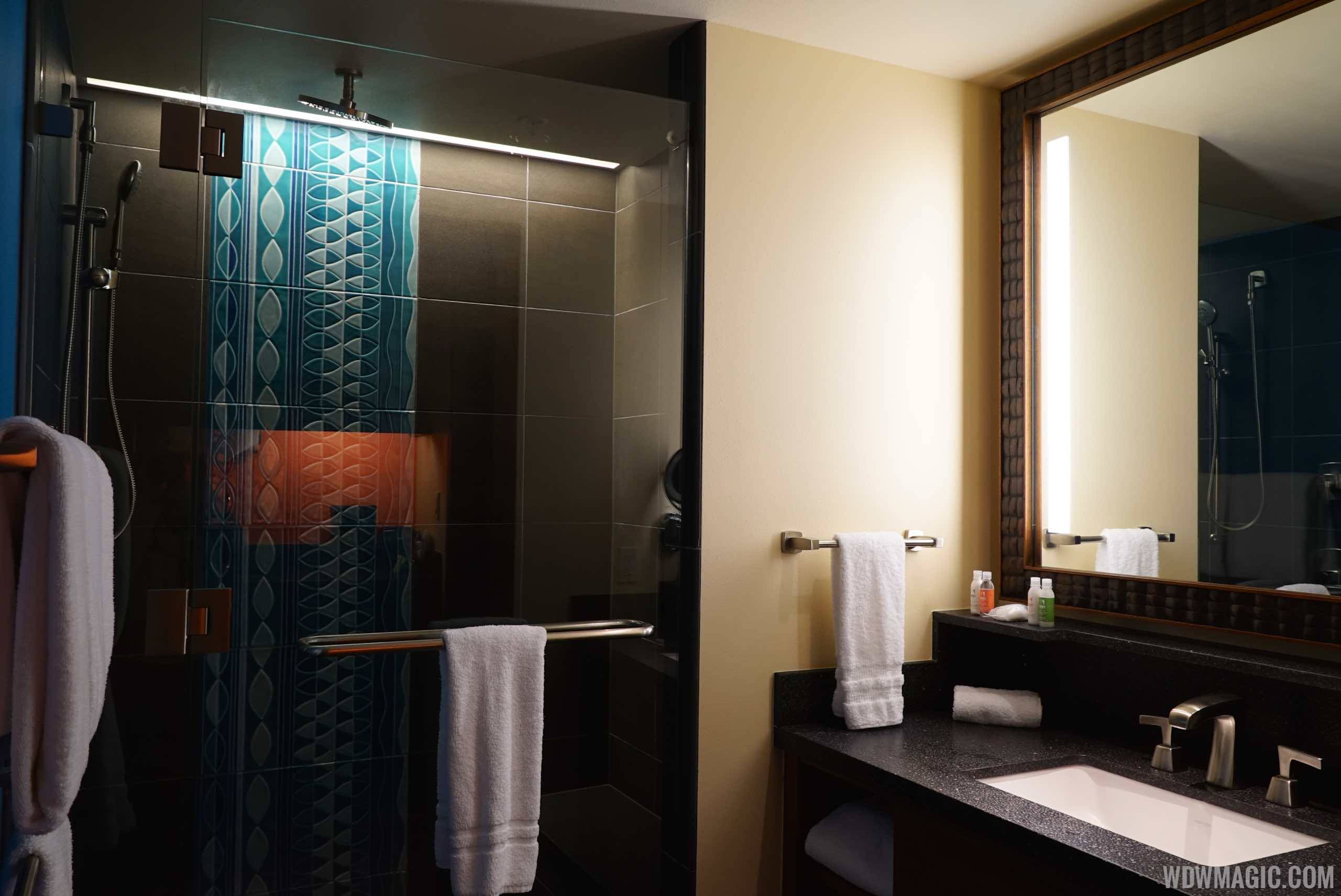 Disney's Polynesian Village Resort deluxe studio - Bathroom shower and sink