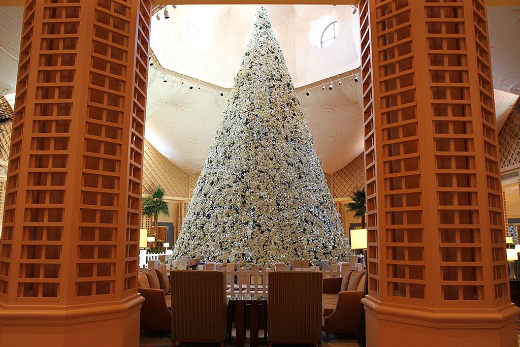 A look at the Walt Disney World Dolphin Resort holiday decorations for 2009