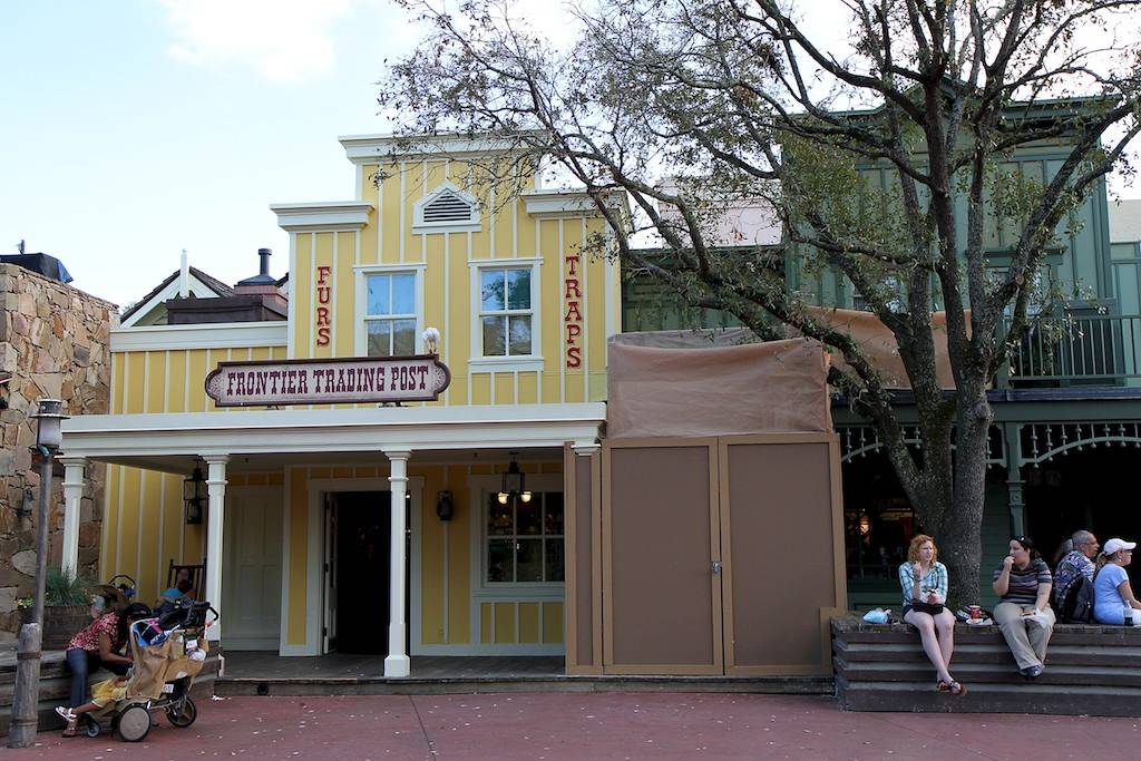 PHOTOS - Refurbishment scrims down at Frontierland Trading Post