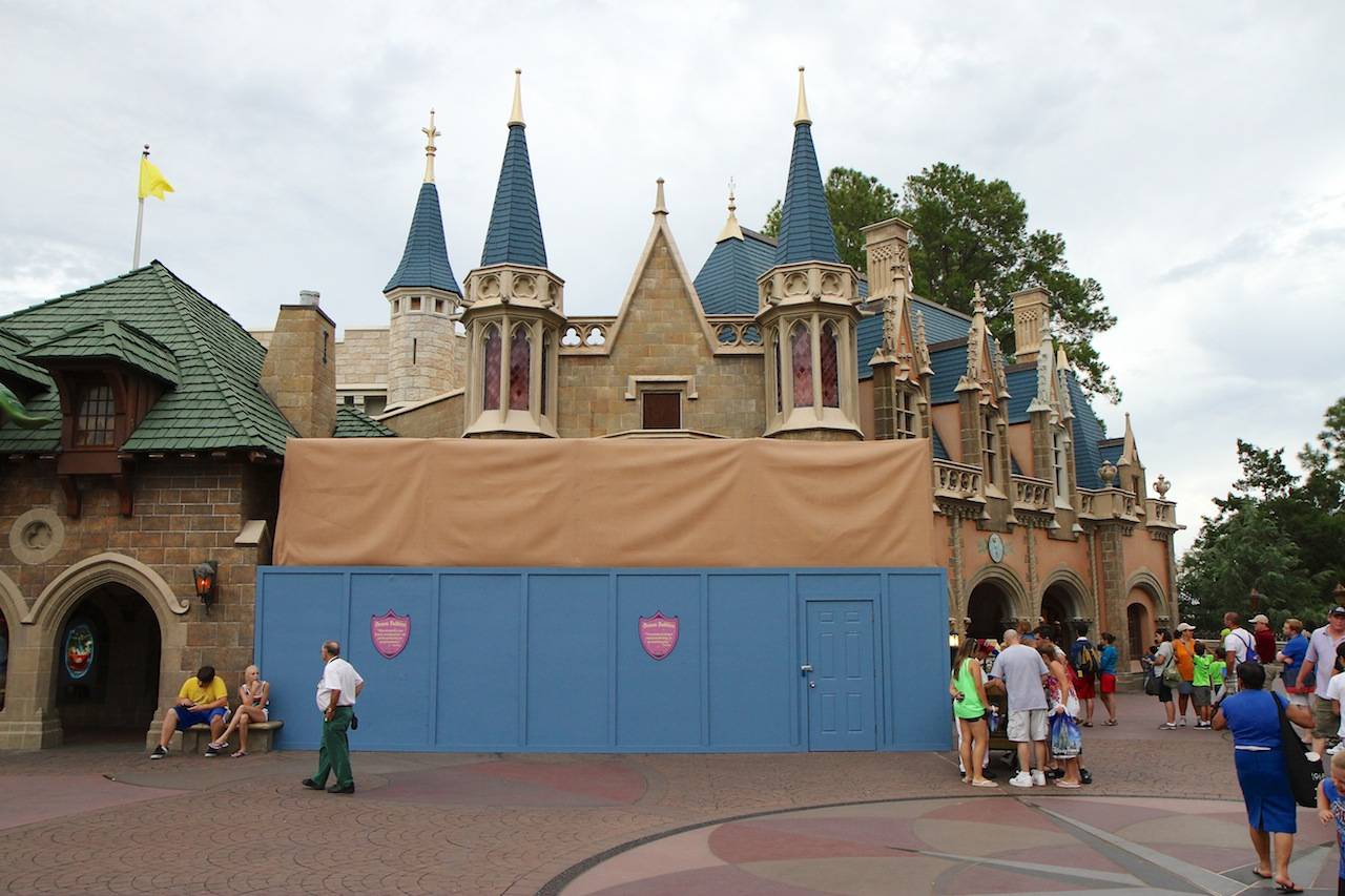 PHOTOS - Sir Mickey's at the Magic Kingdom goes behind scrims