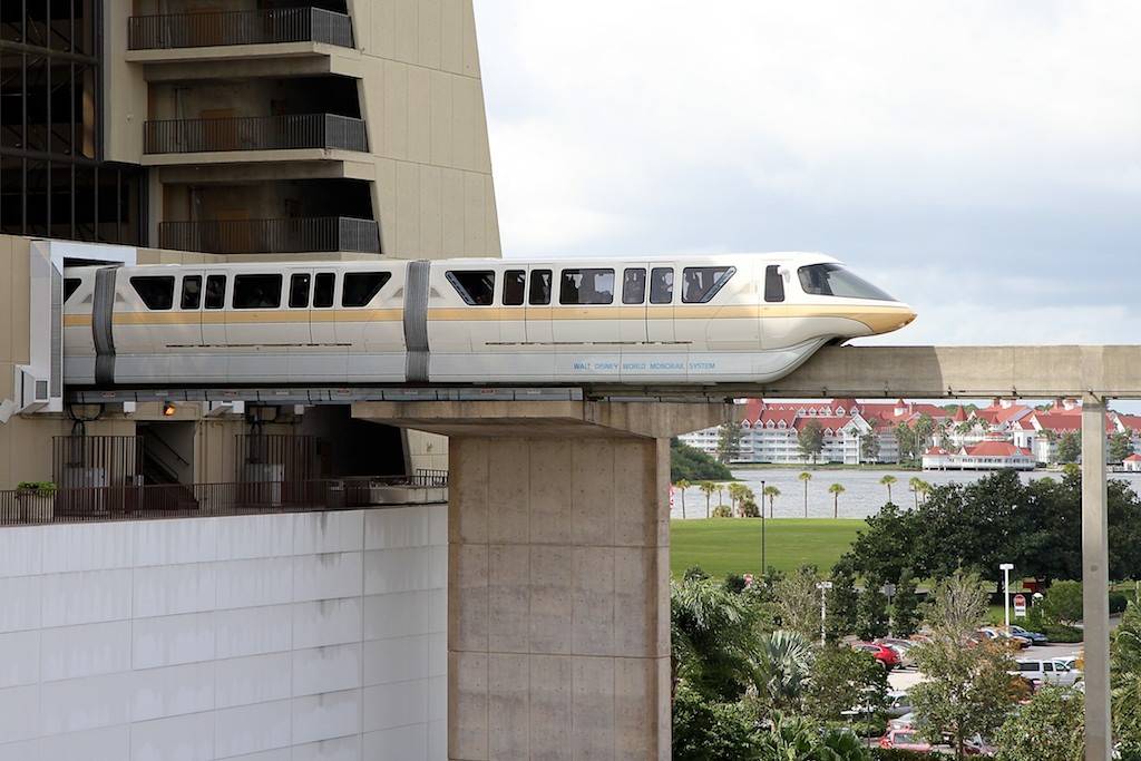 PHOTOS - Monorail Peach running daily on the Express beam