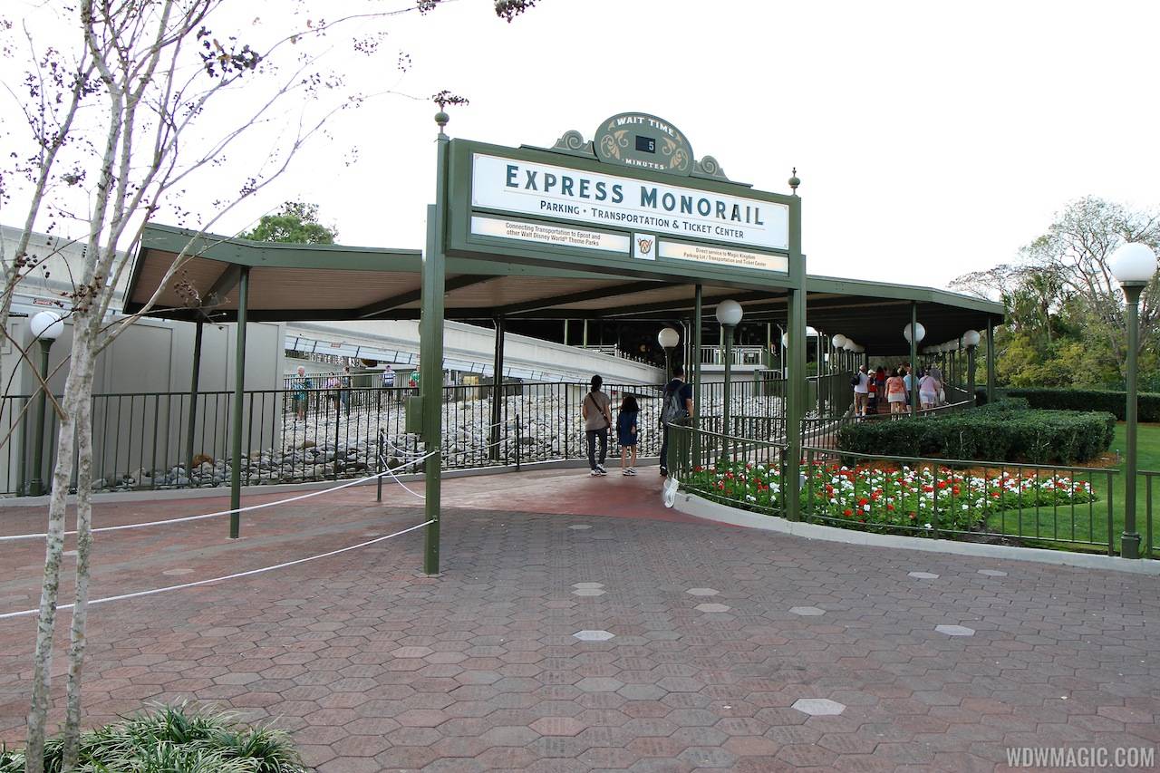 Express monorail wait time at entrance