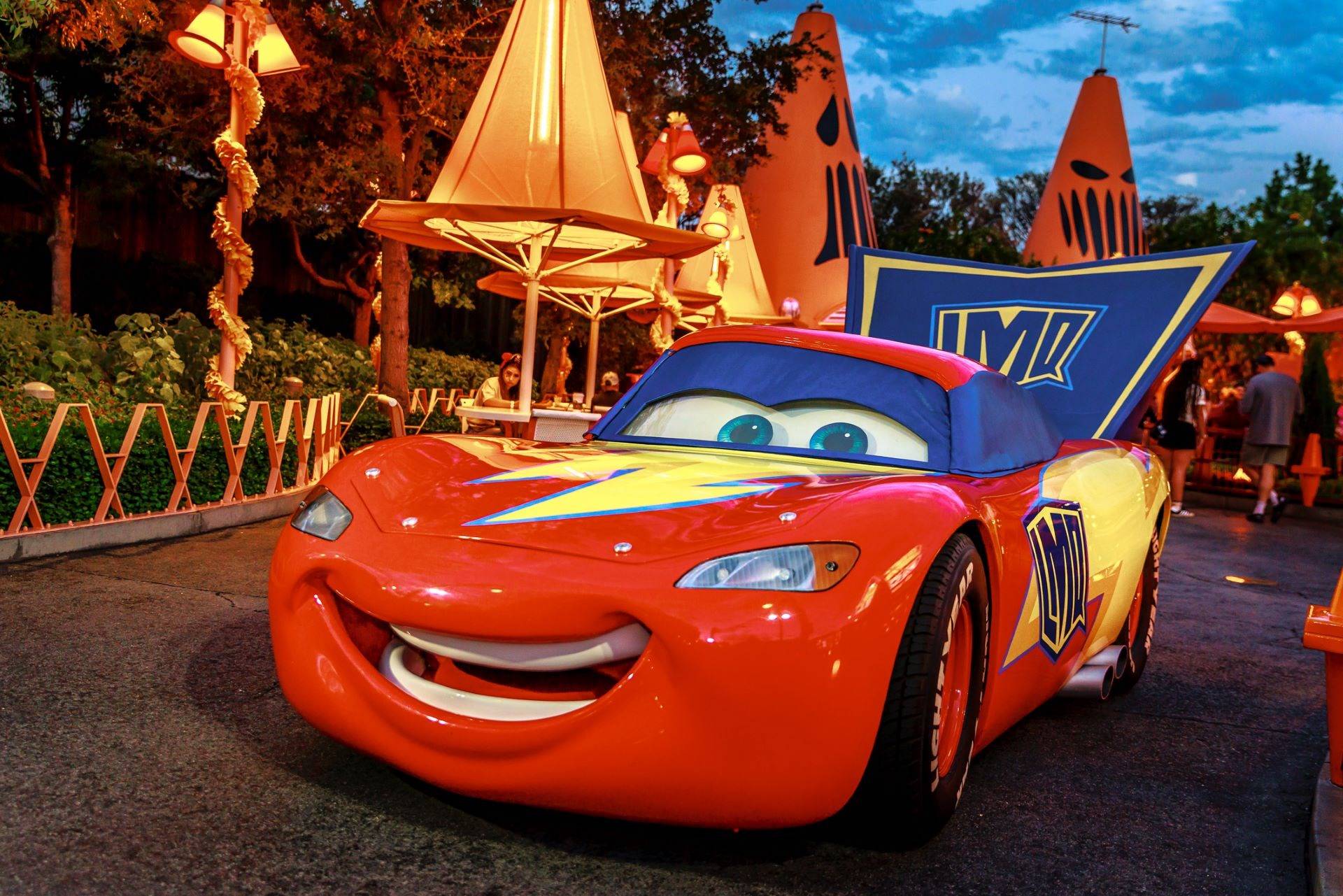 Lightning Mcqueen in Cars Land